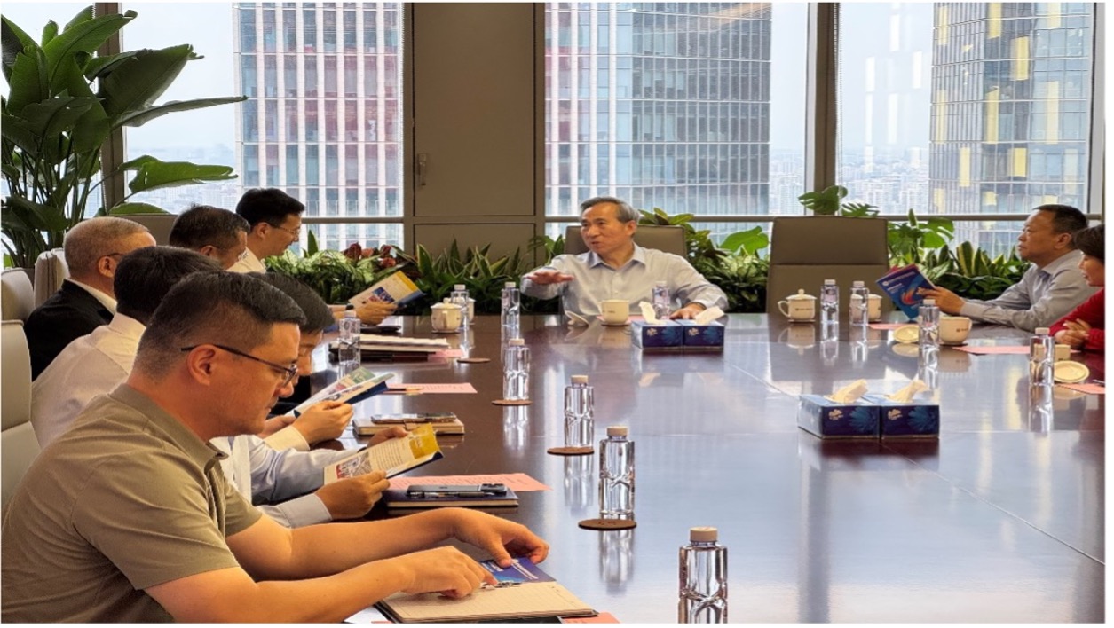 中国国际业务推进委员会任鸿斌会长一行到访超凡国际官网资源集团